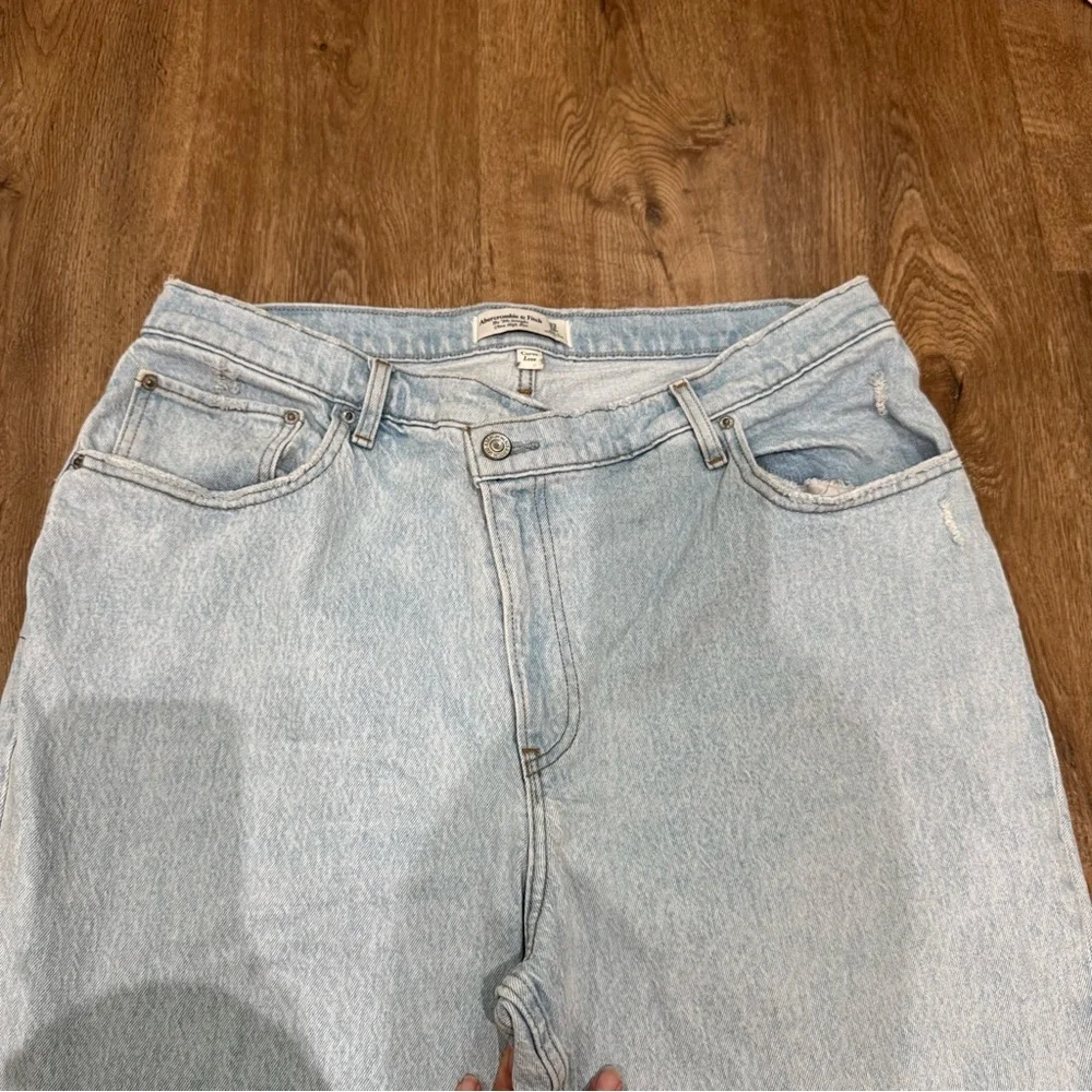 Abercrombie & Fitch Curve Love Straight Leg Jeans - Picture 3 of 6